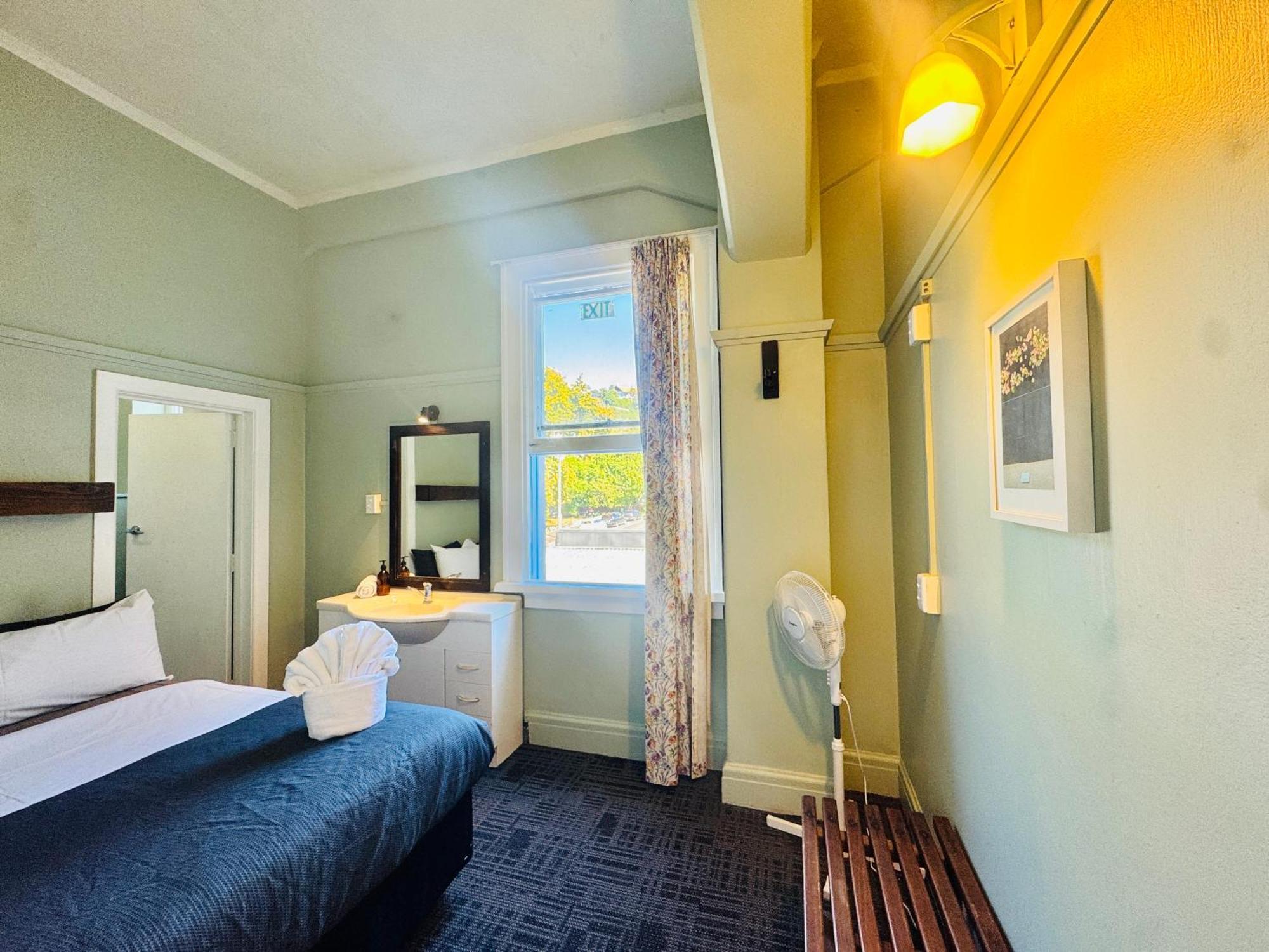 Crashpalace Backpackers Нейпир Экстерьер фото